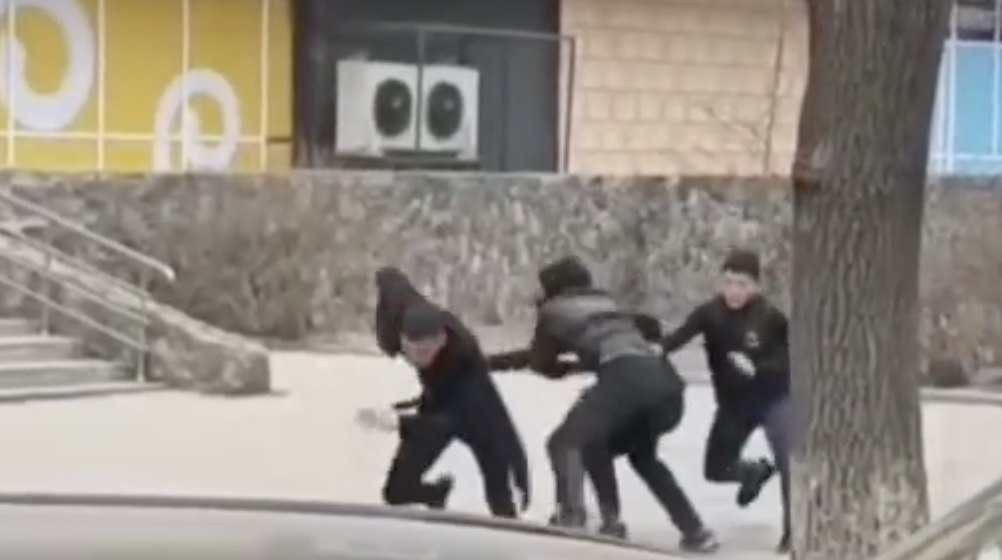 Группа людей в Бишкеке инсценировала похищение девушки. Что с этим не так?