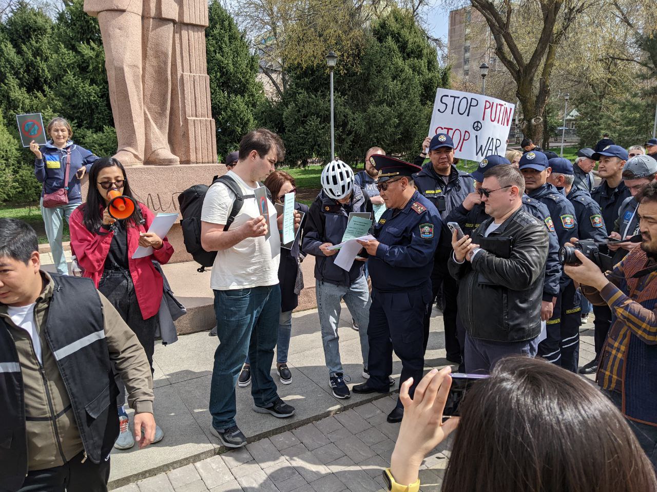 Суд продлил запрет на митинги в центре Бишкека до 1 июля