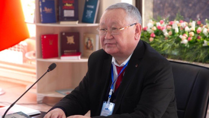 Осмоналиев: Готовятся несколько вариантов по переходу кыргызского языка на латиницу