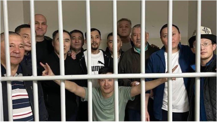 Фото дня: активисты и политики по делу о Кемпир-Абаде не намерены сдаваться