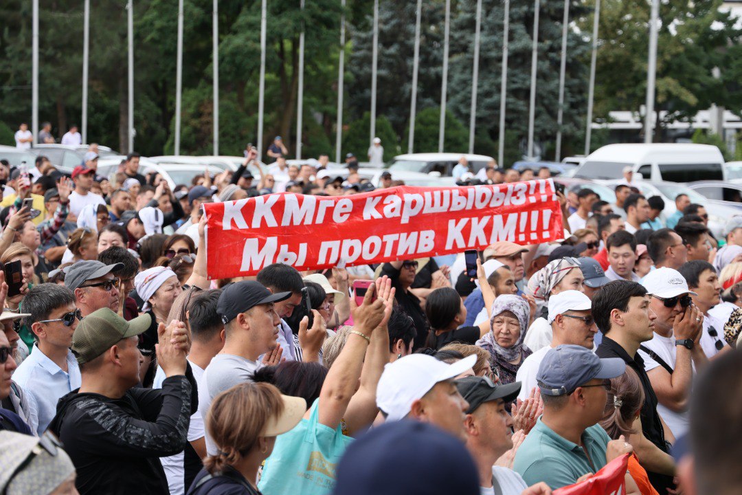 Митинги против ККМ. Что говорят о протестующих госканалы