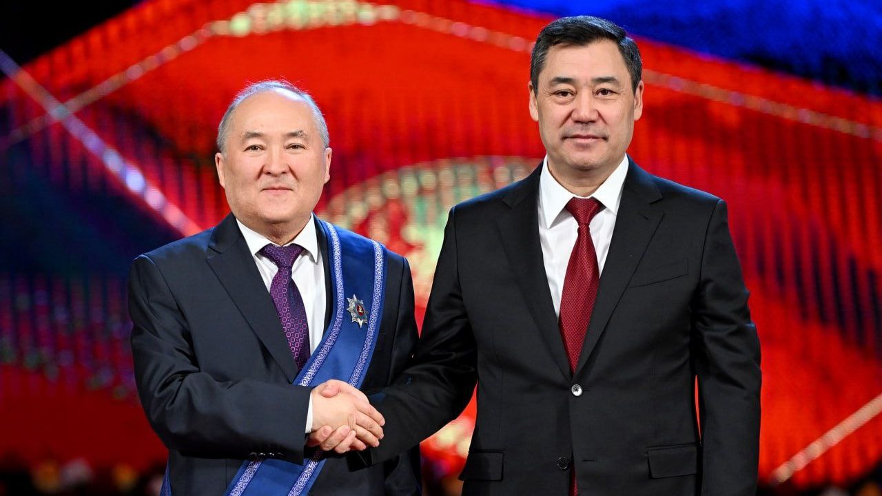 Президент наградил Мурата Укушова орденом «Манас» — он автор критикуемых законопроектов о СМИ и НПО