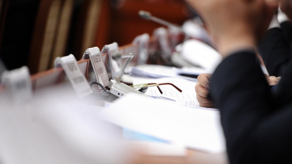 Законопроект об «иноагентах» убрали из повестки профильного комитета Жогорку Кенеша