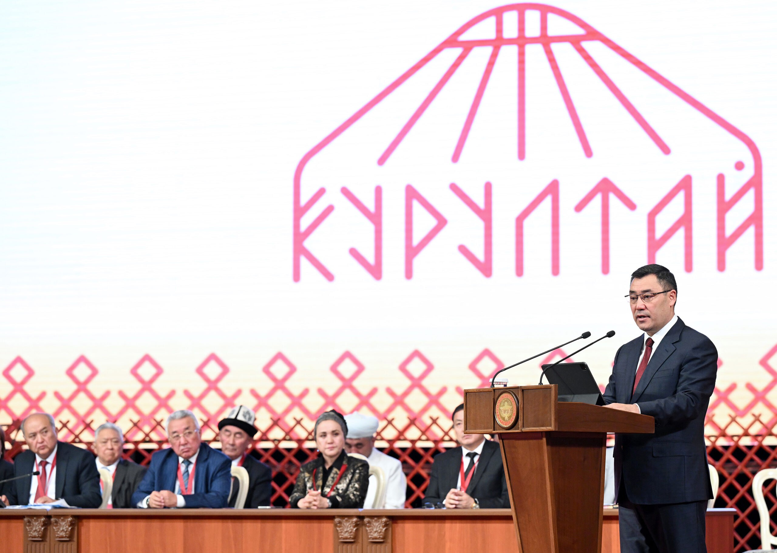Жогорку Кенеш принял во втором чтении законопроект о Народном курултае