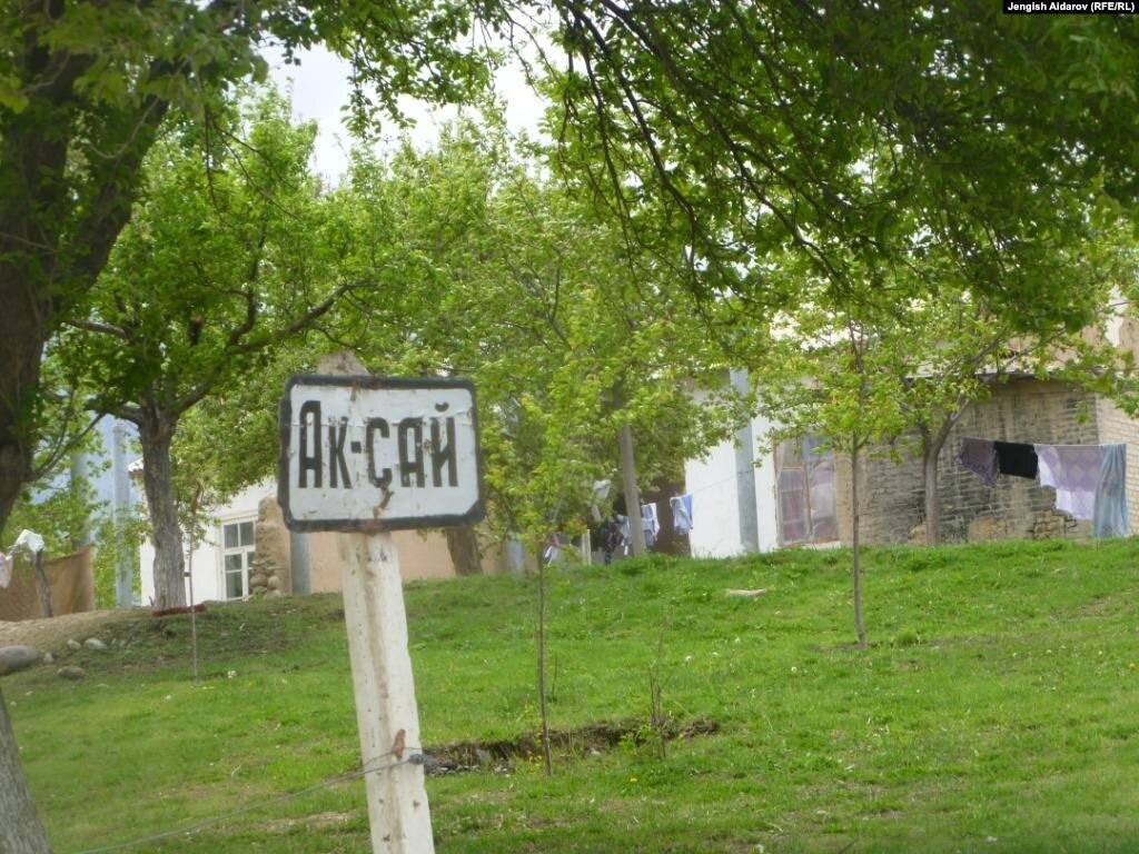 Баткен: Жители села Ак-Сай заявили о давлении со стороны главы айыльного округа после требования уволить Дайырбека Орунбекова