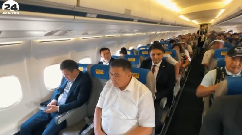 Одним видео: «Ала-Тоо 24» показали, как Жапаров полетел в Джалал-Абад регулярным рейсом