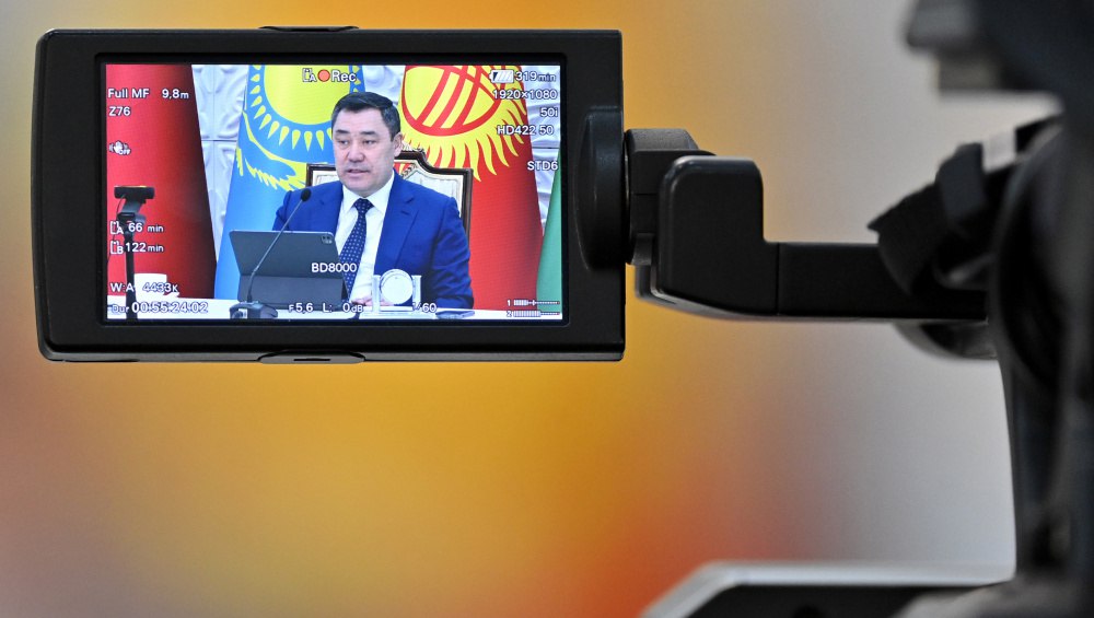 Садыр Жапаров поздравил работников телевидения и радио с профессиональным праздником