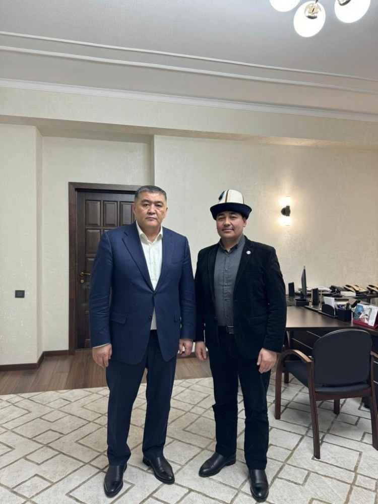 Манасчи Доолот Сыдыков вернулся в Кыргызстан. Он критиковал президента за «Манас айылы»