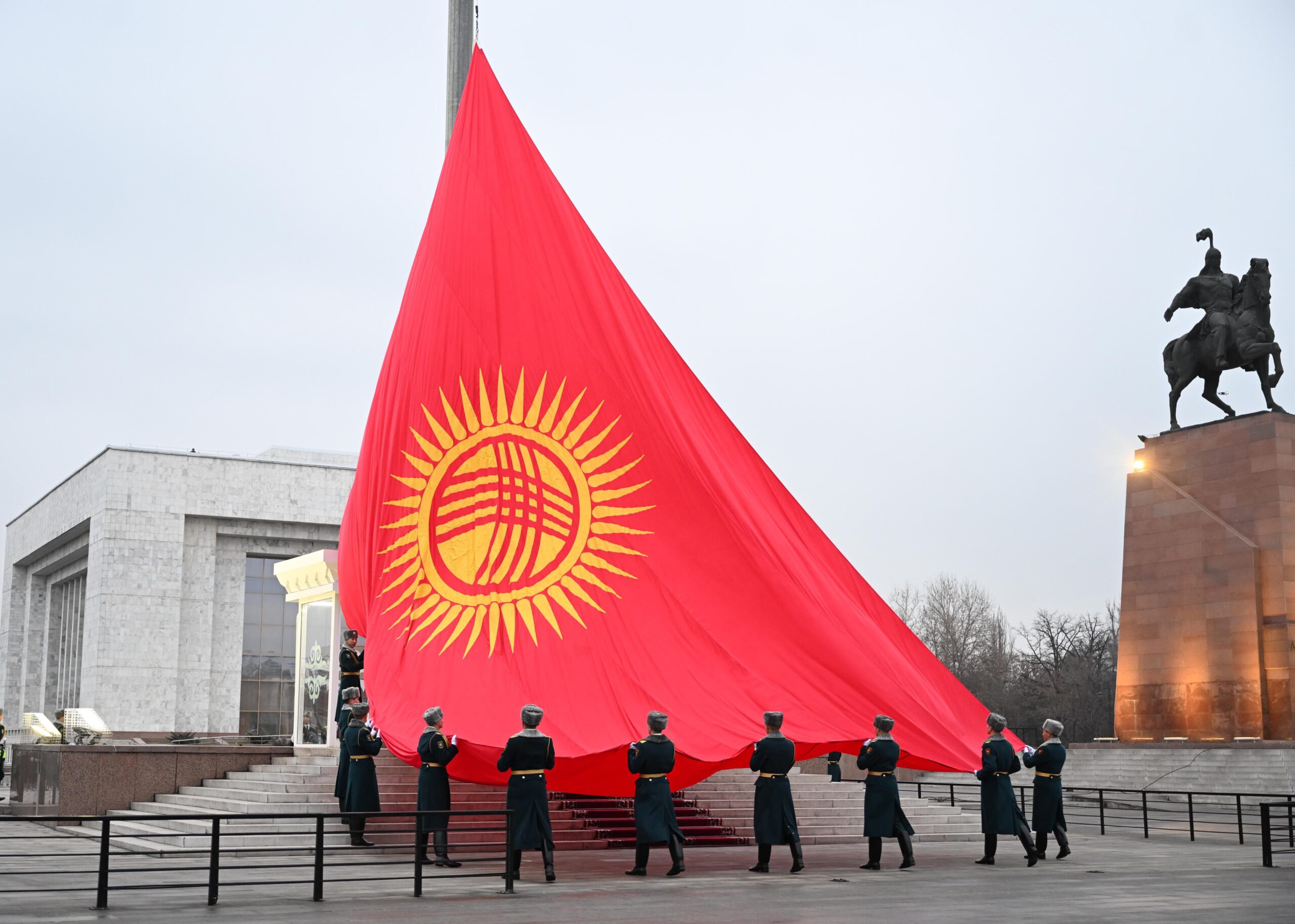 На площади Ала-Тоо в Бишкеке снова поменяли флаг