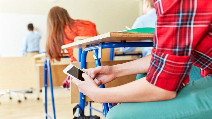 Комитет ЖК одобрил ограничение на использование мобильных телефонов в школах