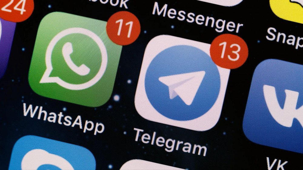 Кыргызстанцы сталкиваются с массовым мошенничеством в WhatsApp и Telegram