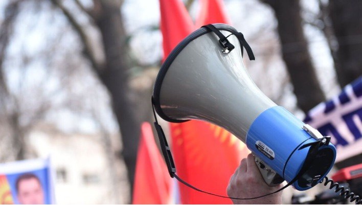 Запрет на проведение митингов в Бишкеке опять продлили