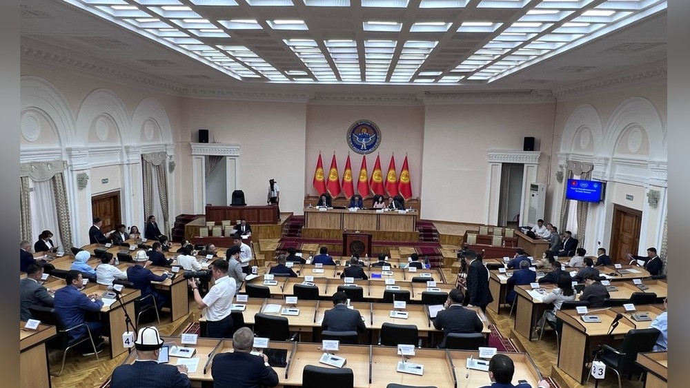 Принят законопроект о наделении дополнительными правами экс-спикеров Жогорку Кенеша