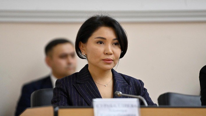 Эльвира Сурабалдиева обратилась к мужчинам, обсуждающим убийство женщины в Узгене