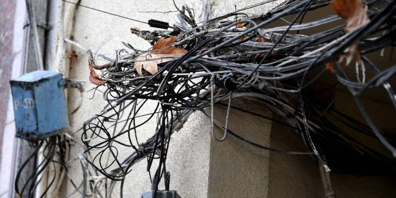 Мэрия попросила интернет-провайдеров демонтировать провода на фасадах зданий