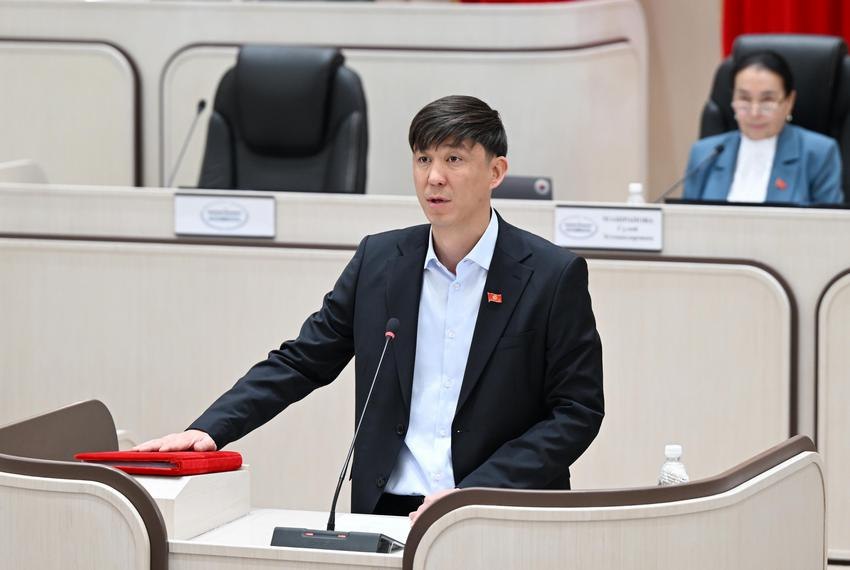 После выступления Эрулана Кокулова с критикой СМИ Жогорку Кенеш ввёл правило: депутаты могут выступать с трибуны только по общественно значимым вопросам