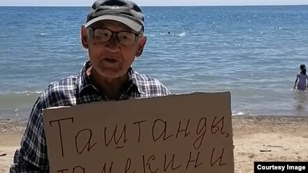 Активист Токтонасыров провел акцию с призывом сохранить чистоту Иссык-Куля