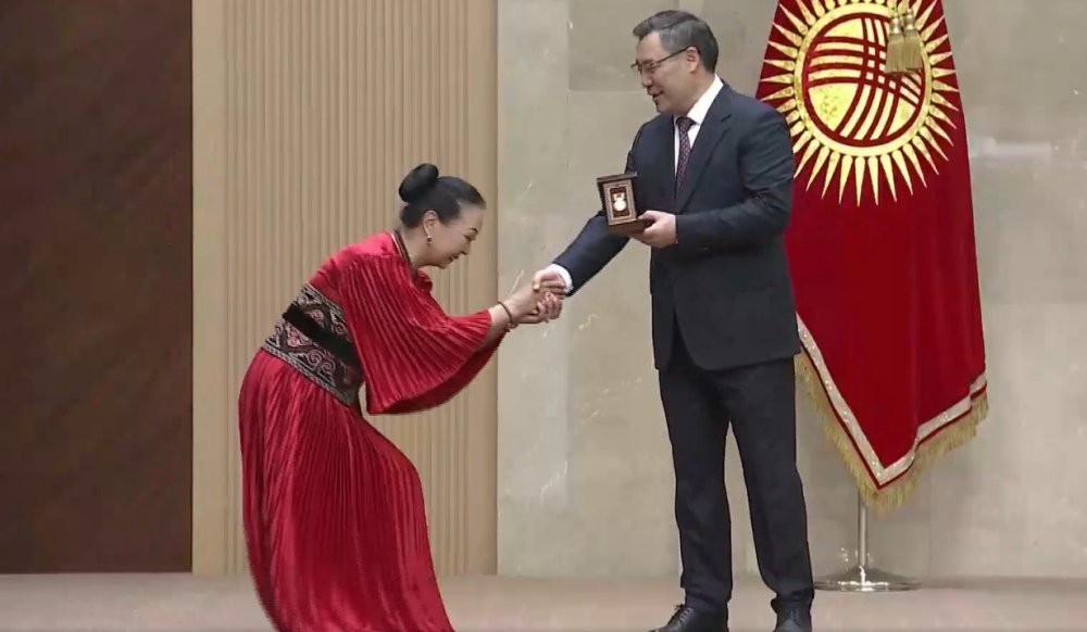 В соцсетях обсуждают поклон Саламат Садыковой президенту Садыру Жапарову во время получения государственной награды.